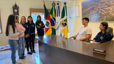 Gestão: Prefeita, Vice-prefeito e Vereadores mirins fazem visita ao Gabinete do Prefeito Gestão: Prefeita, Vice-prefeito e Vereadores mirins fazem visita ao Gabinete do Prefeito